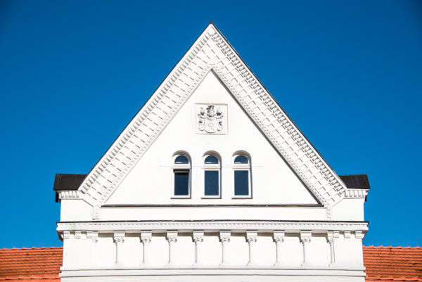 Advanced~Gosia_Klosek~Pediment_In_White